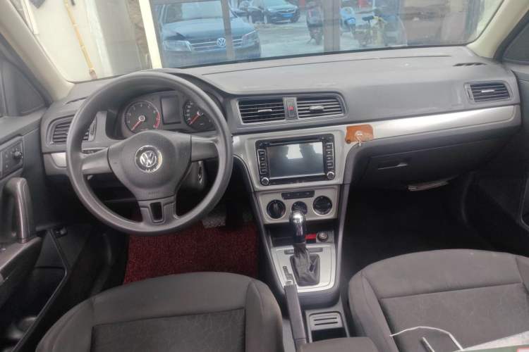 Used Volkswagen Lavida 2013 Revised Classic 1.6L Automatic Fashion Edition Center Console