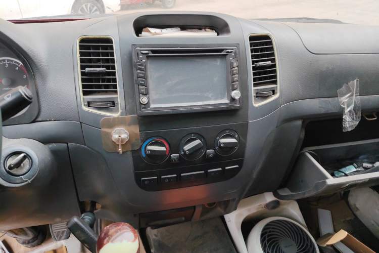 Used Foton Scenic 2014 2.5T Express Standard Long-Wheelbase High-Roof Version with 4J25TC Powertrain