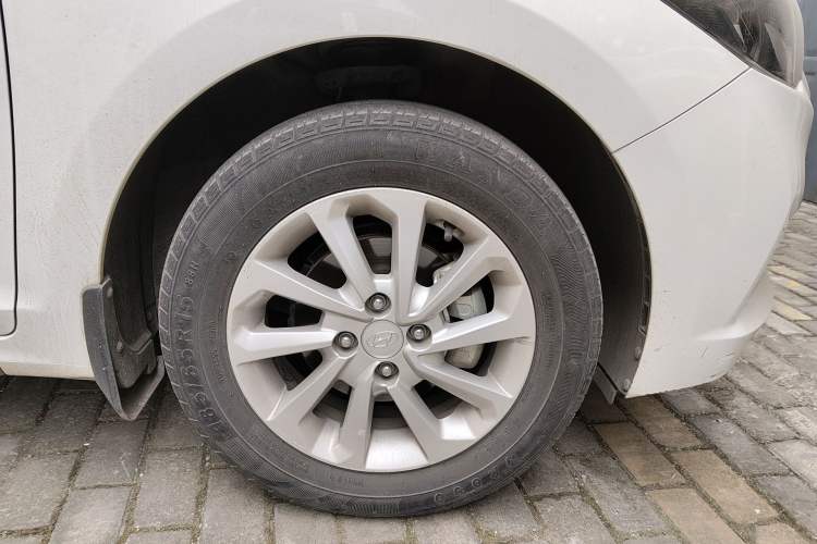 Used Hyundai Verna (new generation) 2016 1.4L Automatic Cool Edition GLS Right Front Wheel Hub