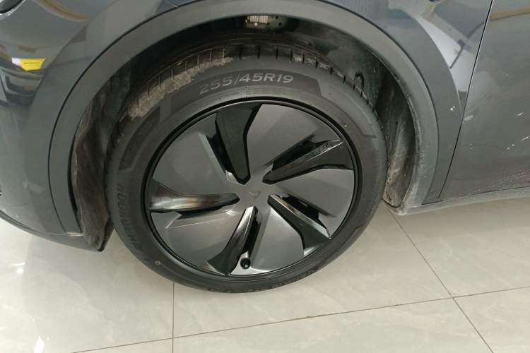 Used Tesla Model Y 2025 Long-Range All-Wheel-Drive Version