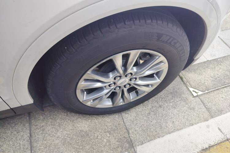 Used Cadillac XT5 2020 Revised Version 28T Luxury Edition Right Front Wheel Hub