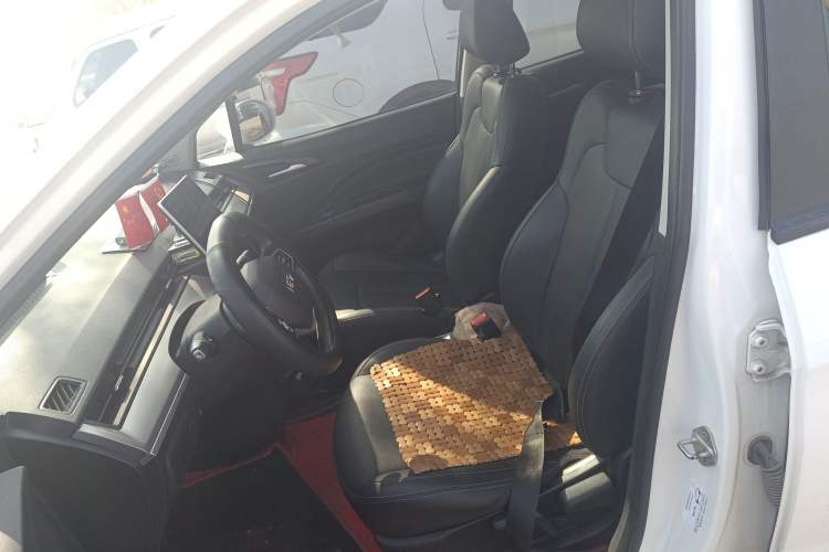 Used NETA V 2021 Long-Range Entertainment Edition Left Front Seat