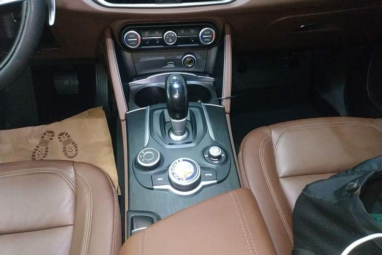 Used Alfa Romeo Stelvio 2017 2.0T 280HP Luxury Edition Gear Lever