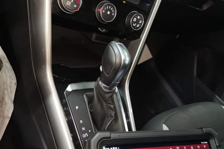 Used Volkswagen T-ROC 2018 280TSI DSG Two-Wheel Drive Advanced Version China V Emission Standard