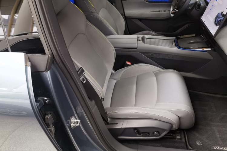 Used Lynk & Co 08 EM-P 2025 220 km All-Wheel-Drive Performance Halo
