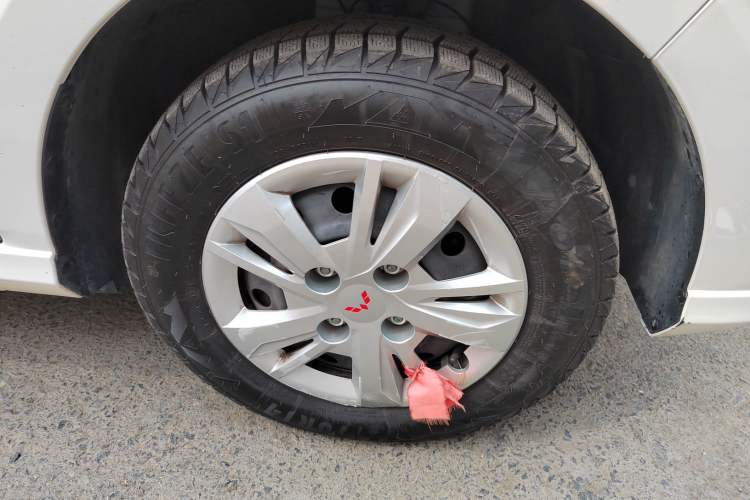 Used Wuling Hongguang 2021 1.5L S Base Version LAR Right Front Wheel Hub