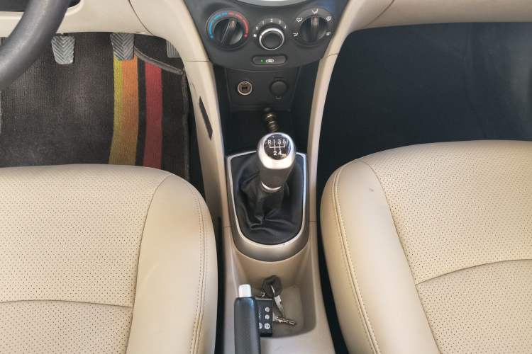 Used Hyundai Verna (older generation) 2014 1.4L Manual Smart GLS Trim Gear Lever