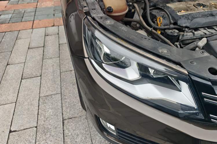 Used Volkswagen Tiguan 2015 1.8TSI Automatic Two-Wheel Drive Trend Edition Right Front Headlight