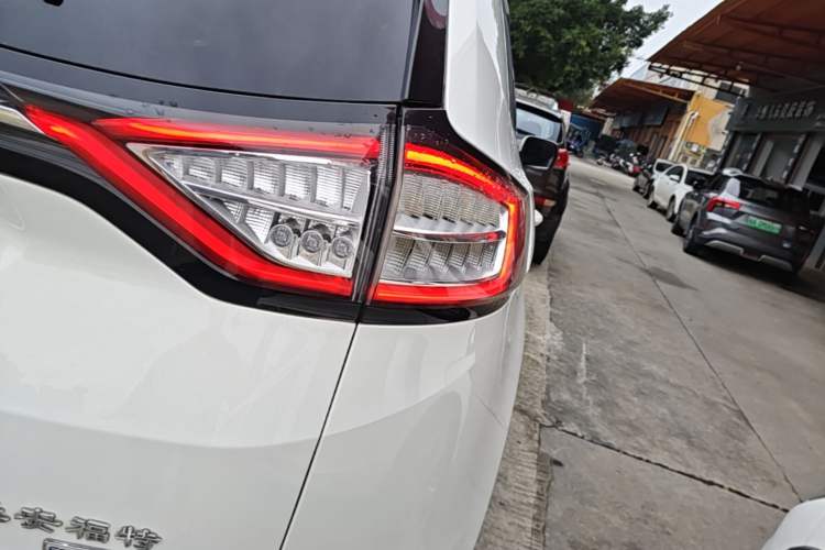 Used Ford Edge 2016 EcoBoost 245 Two-Wheel-Drive Titanium 5-Seater
