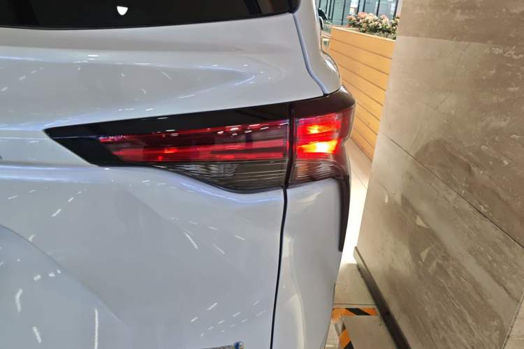 Used Toyota Granvia 2023 2.5L Hybrid Luxury Edition Right Rear Taillight