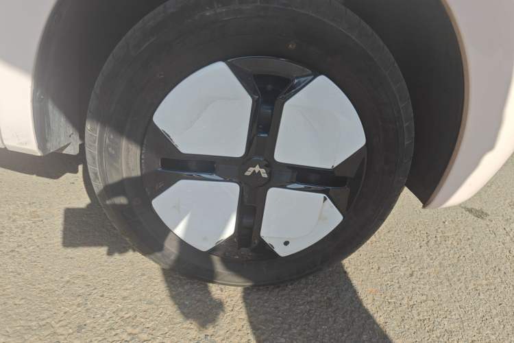 Used Wuling Hongguang MINIEV 2024 3rd Generation 215km Advanced Version Right Front Wheel Hub