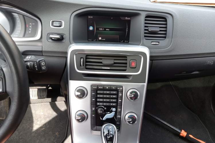 Used Volvo V60 2017 T5 Zhiyi Edition China V Standard Audio And AC Panel