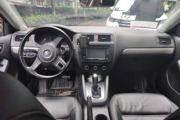 Used Volkswagen Sagitar 2012 1.6L Automatic Comfort Edition Center Console