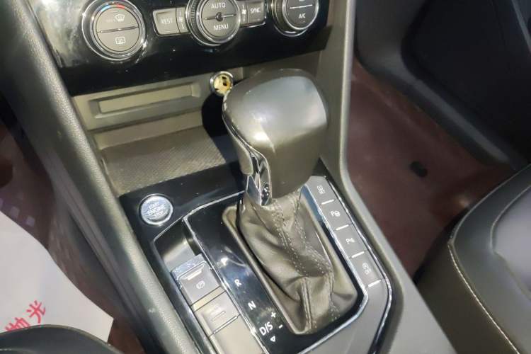 Used Volkswagen Tiguan L 2020 330TSI Automatic Two-Wheel Drive Smart Luxury Edition China VI Standard
