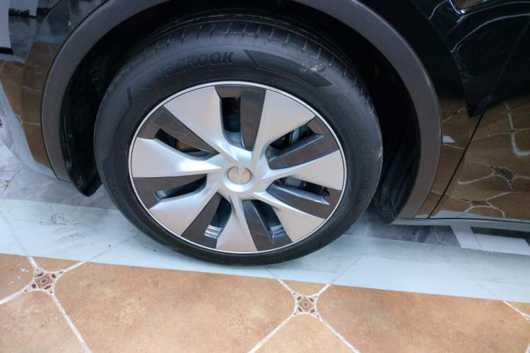 Used Tesla Model Y 2022 Long-Range All-Wheel-Drive Version Left Front Wheel Hub