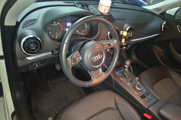 Used Audi A3 2014 Limousine 40 TFSI S line Comfort Model Center Console