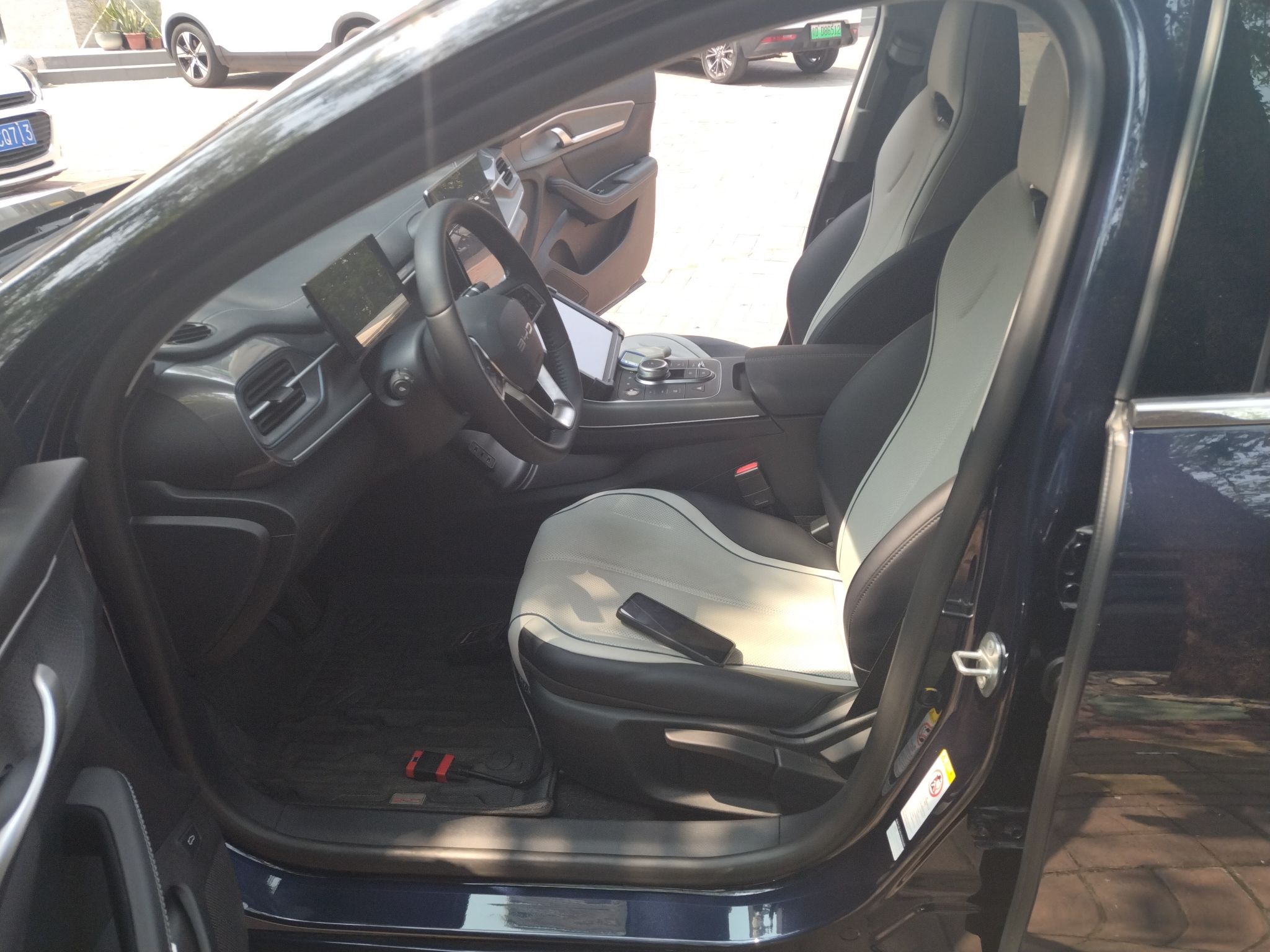 المقاعد الأمامية داخل السيارة