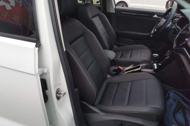 Used Volkswagen T-ROC 2022 280TSI DSG Two-Wheel Drive Comfort PLUS Right Front Seat