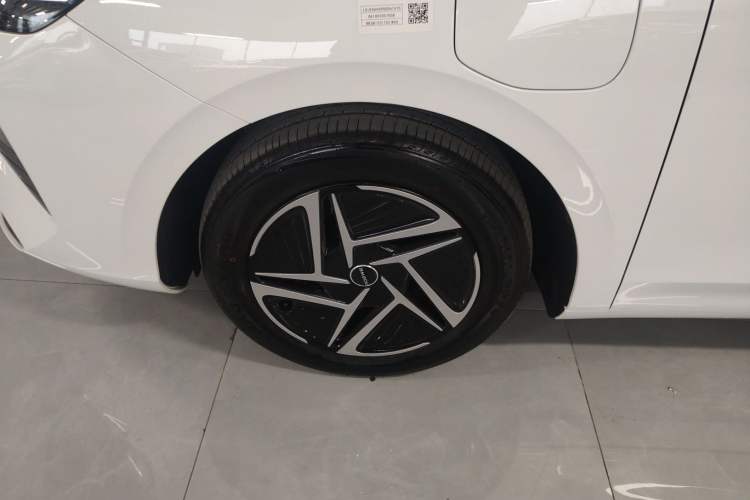 Used Roewe D6 2025 450 km Premium Edition Left Front Wheel Hub