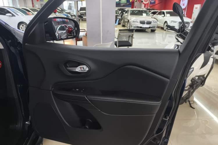 Used Jeep Cherokee 2016 2.0L Superior Edition