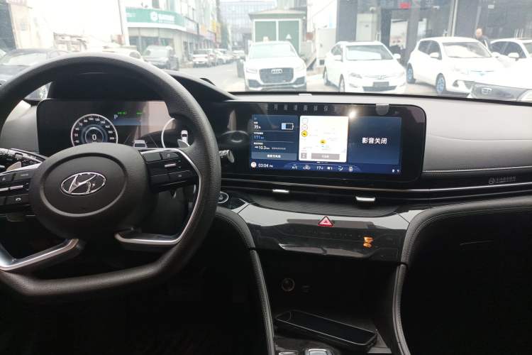 Used Hyundai Mistra New Energy 2021 GLX Elite Edition Center Console