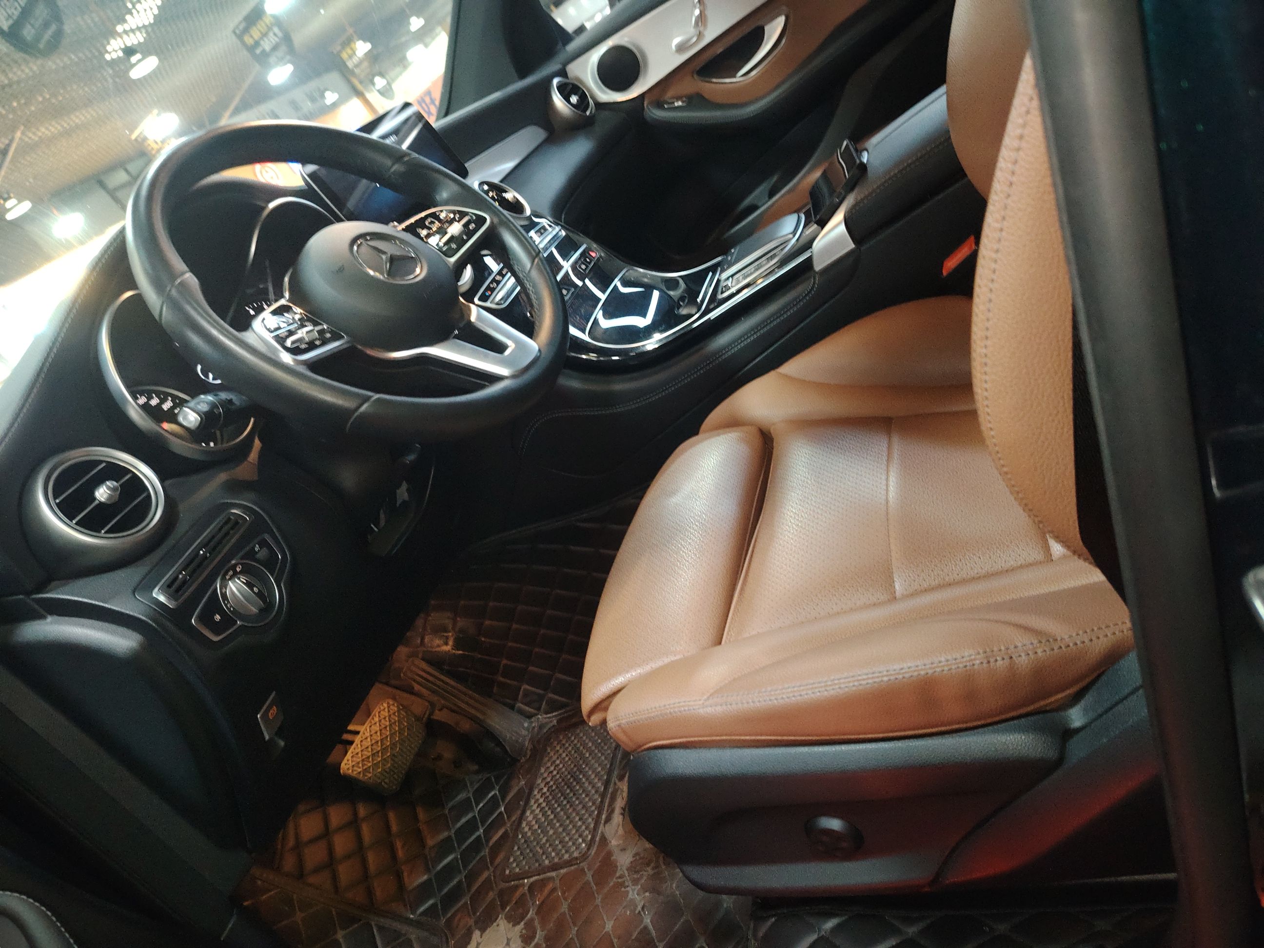 المقاعد الأمامية داخل السيارة