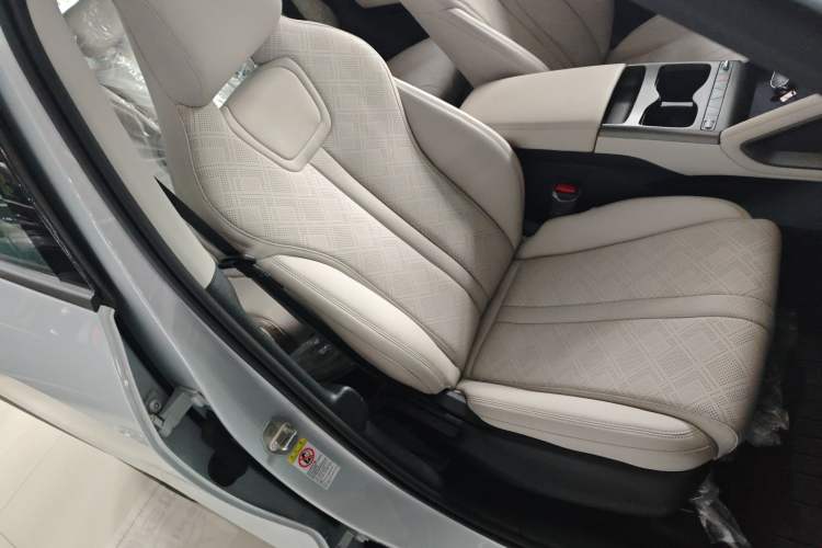 Used BYD Yuan UP 2025 Intelligent Driving Version 401 KM Dynamic Edition Right Front Seat