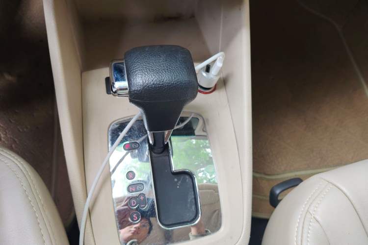 Used Volkswagen Bora 2012 1.6L Automatic Fashion Edition Gear Lever