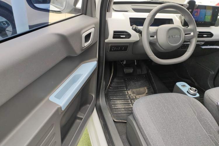 Used Geely Galaxy Panda 2023 Panda Mini 200km Endurance Bear Driver Seat