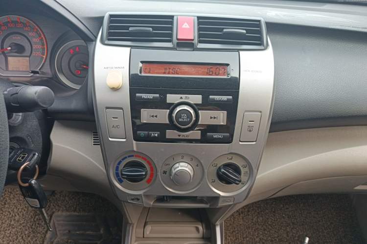 Used Honda City Classic 2008 1.5L manual Elite Edition Audio And AC Panel