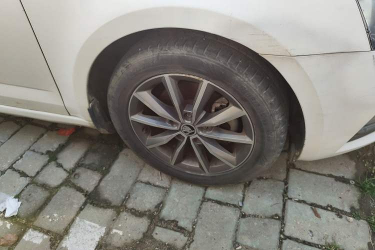 Used Skoda Octavia 2018 1.6L Automatic Comfort Edition Right Front Wheel Hub