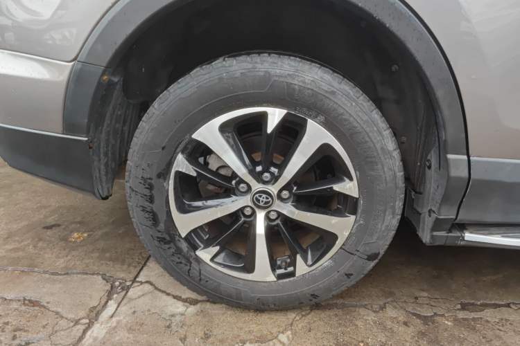 Used Toyota RAV4 2016 2.0L CVT Two-Wheel Drive Fashion Edition China V Standard Right Rear Wheel Hub