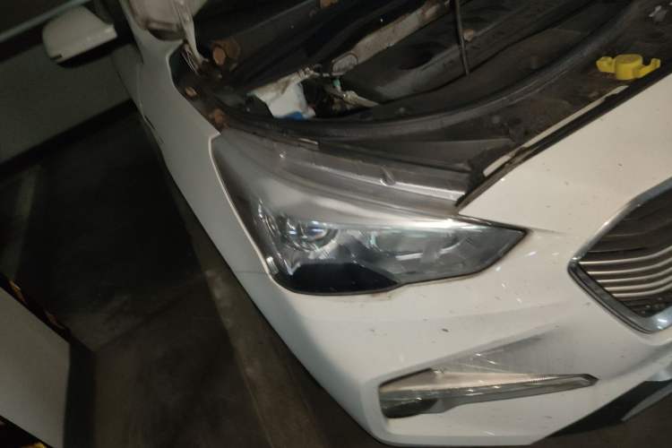 Used Haval M6 2018 1.5T Manual Two-Wheel Drive Elite Model Right Front Headlight