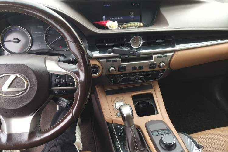 Used Lexus ES 2015 300h Comfort Edition