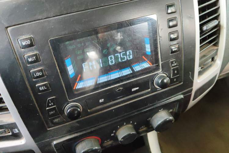 Used Huanghai Challenger SUV 2010 2.0L Two-Wheel Drive DD6490P Audio And AC Panel