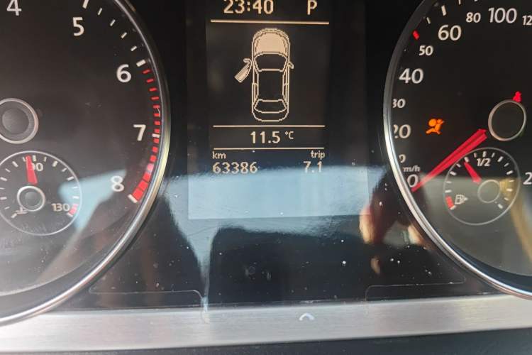 Used Volkswagen FAW-Volkswagen CC 2011 2.0 TSI Ultimate Edition Odometer Close Up