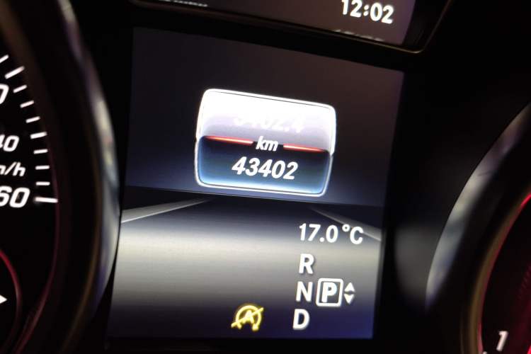 Used Mercedes-Benz GLE 2015 GLE 320 4MATIC Odometer Close Up