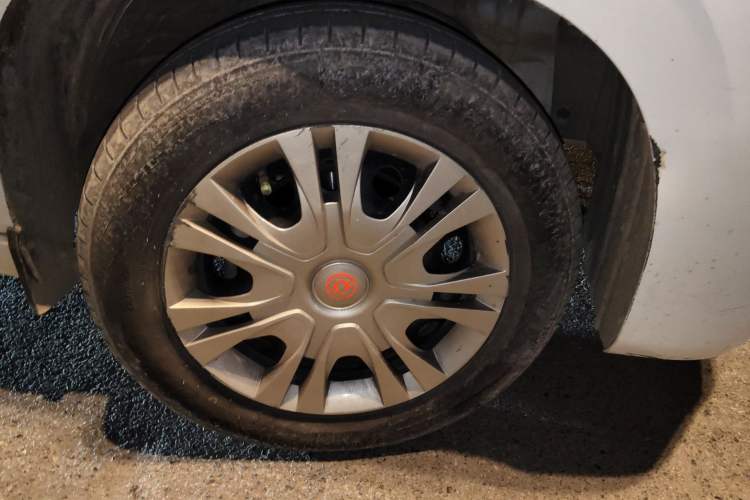 Used Dongfeng Fengon 380 2022 1.5L Standard Edition 7-Seater Passenger Vehicle Right Front Wheel Hub