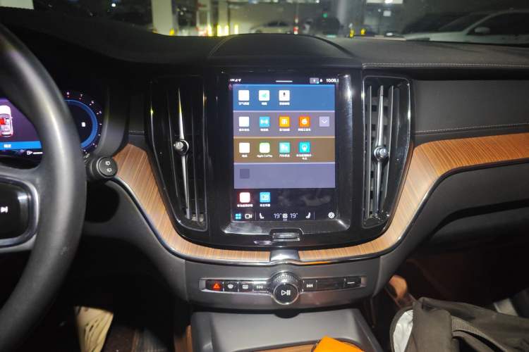 Used Volvo XC60 2024 B5 4x4 Smart Luxury Edition Audio And AC Panel