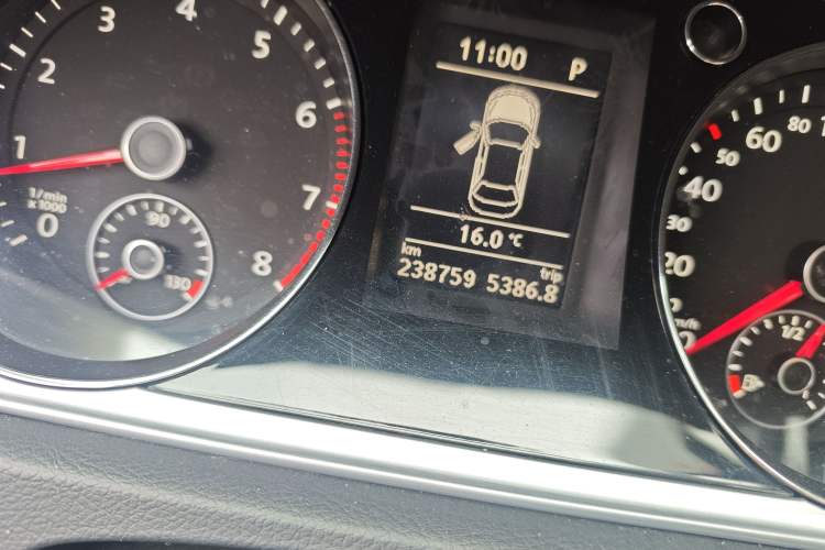 Used Volkswagen Magotan 2013 1.8TSI Premier Model Odometer Close Up