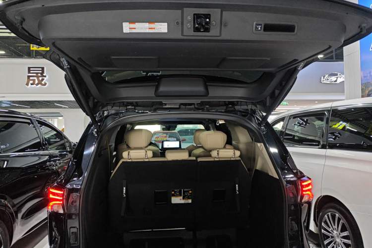 Used Toyota Granvia 2023 2.5L Hybrid Prestige VIP Edition Trunk