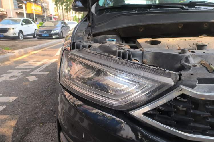 Used Zotye SR7 2016 1.5T CVT Cube Heart Edition China V Standard Right Front Headlight