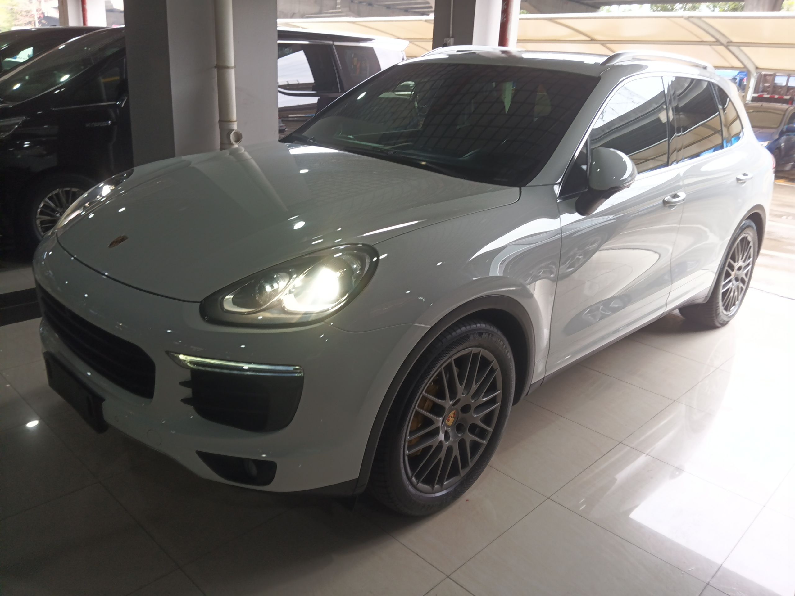 تحت مقدمة السيارة