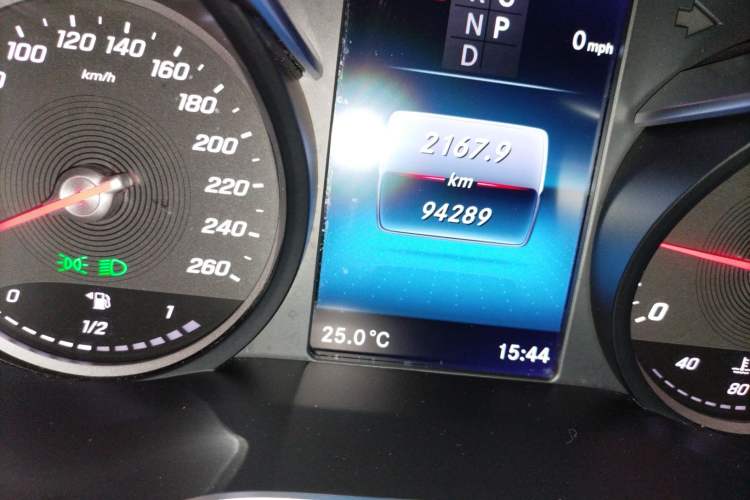 Used Mercedes-Benz V-Class 2021 V 260 Avantgarde Edition Odometer Close Up