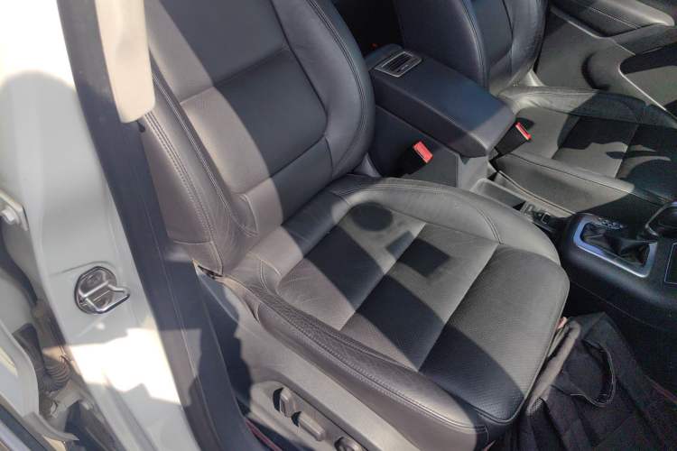 Used Volkswagen Tiguan 2013 1.8 TSI Automatic All-Wheel Drive Luxury Model Right Front Seat