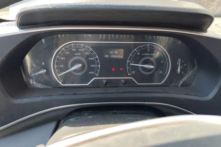 Used SAIC MAXUS Xintu V80 2023 2.0T Manual Classic Aoyuntong Short Wheelbase Ultra-Low Roof 5/6-Seater
