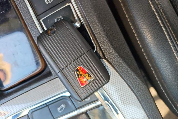 Used Roewe RX5 2018 20T Two-Wheel Drive Automatic Internet Smart Edition
