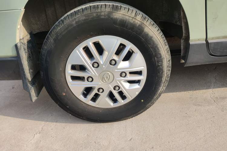 Used SAIC MAXUS Xintu V70 2023 2.0T Elite Edition Manual Transmission Short Wheelbase Low Roof 5/6 Seats (125 hp) Exterior 5