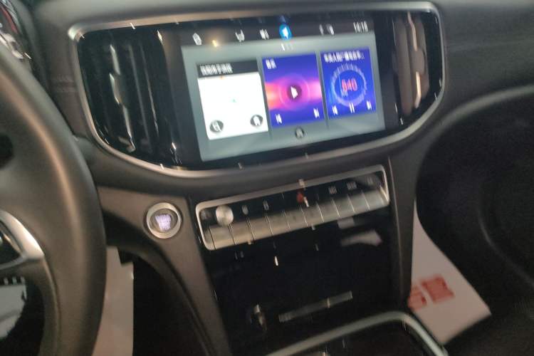 Used GAC Trumpchi GS8 2020 390T Two-Wheel Drive Luxury Smart Connectivity Version (7 Seats) Audio And AC Panel