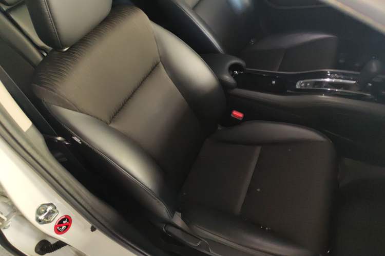 Used Honda Vezel 2020 1.5L CVT Luxury Edition Right Front Seat